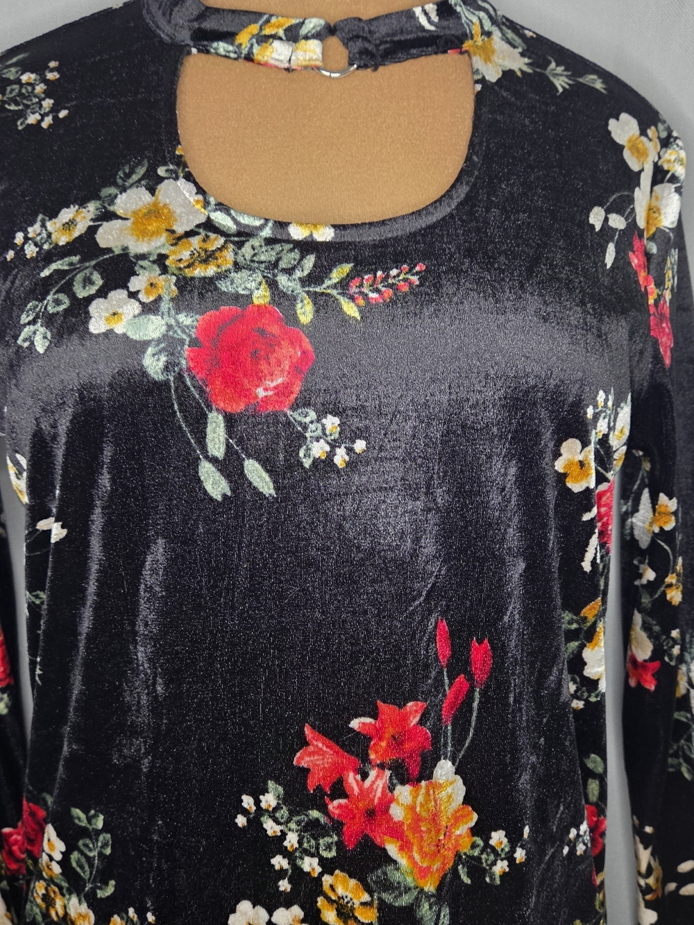 Women’s Black Floral Velvet Cutout Long-Sleeve Top By No Boundaries Size Large - Picture 3 of 9